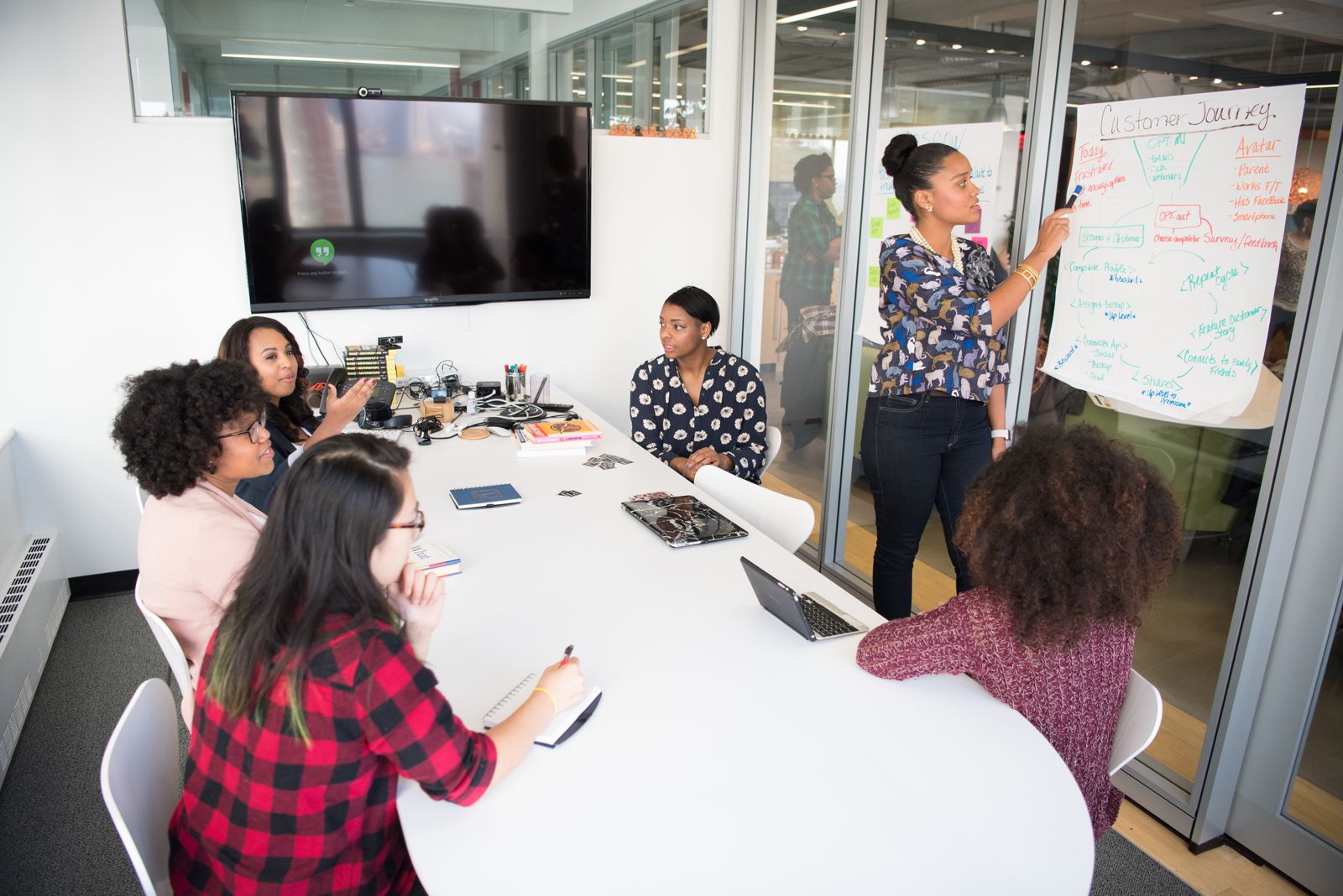 Manager mentoring a junior salesperson